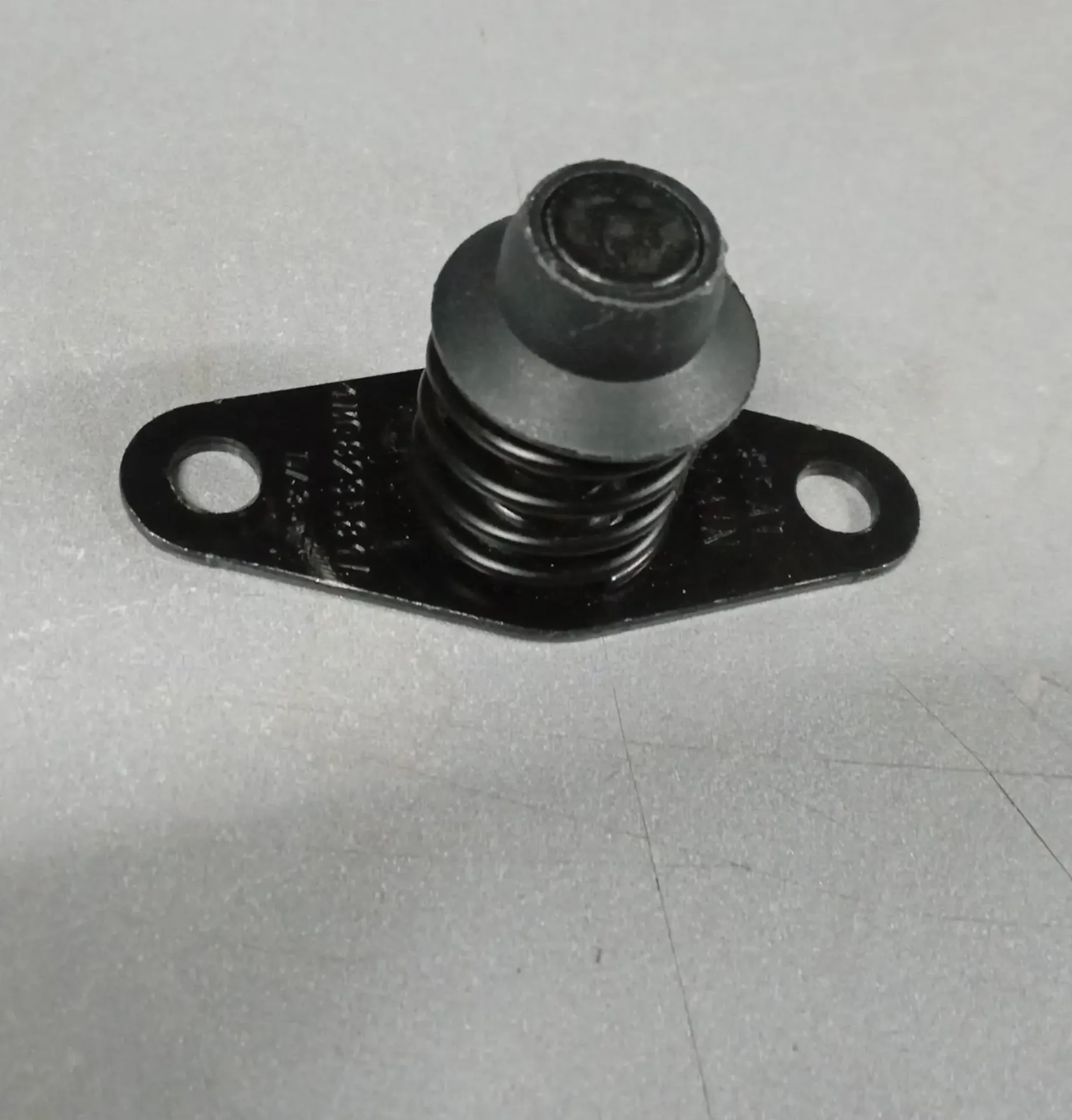 1M0823581A KAPUT KİLİDİ ÜST PARÇASI