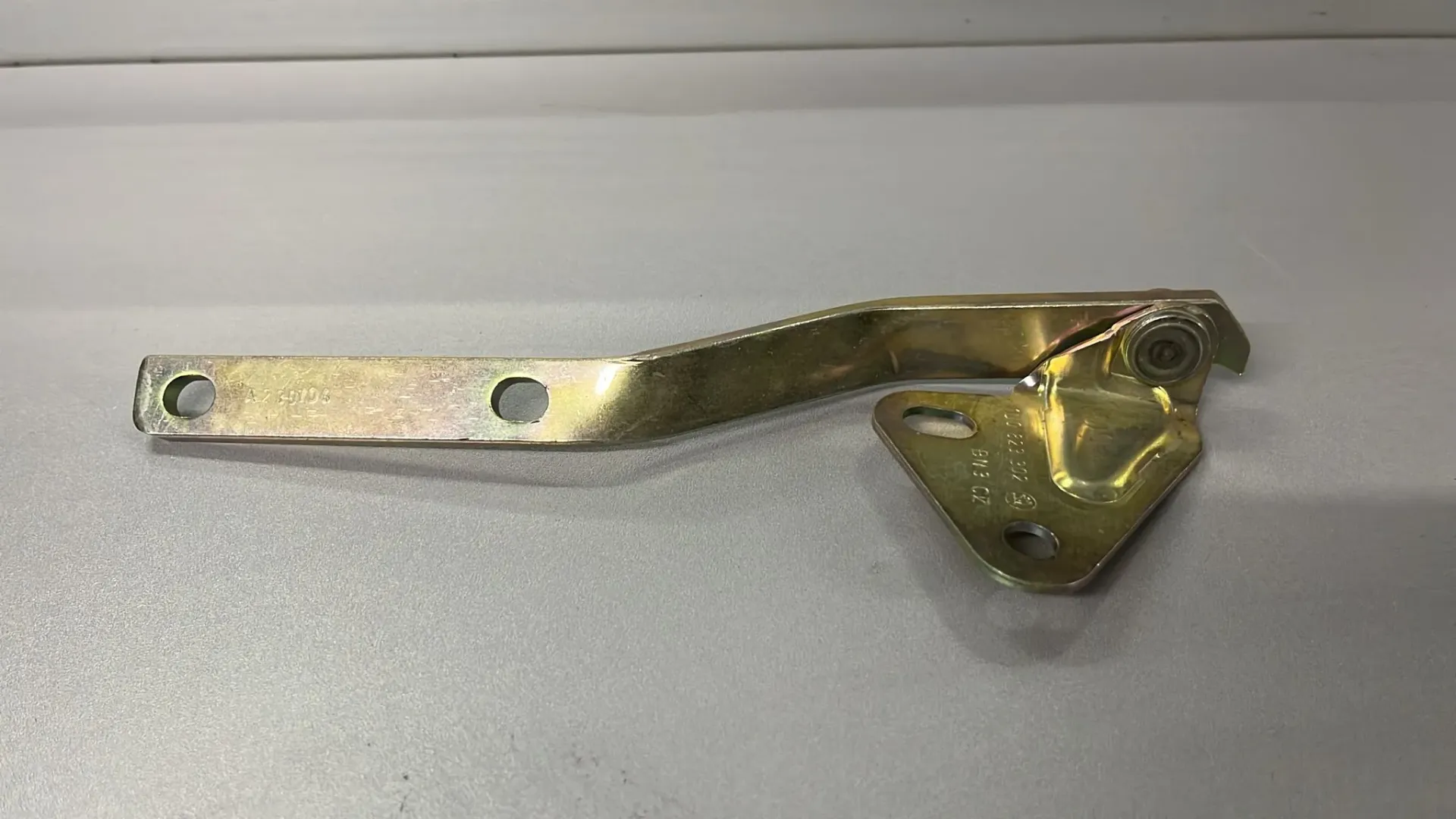 1U0823302** MENTEŞE KAPUT MOTOR SAĞ