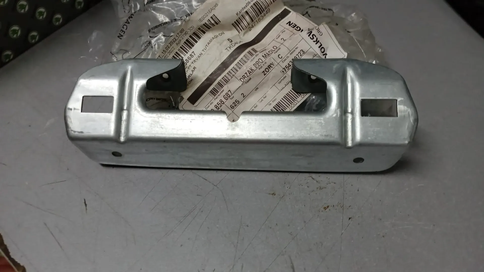 3T0858687 TAVAN TUTAMAĞI BRAKETİ