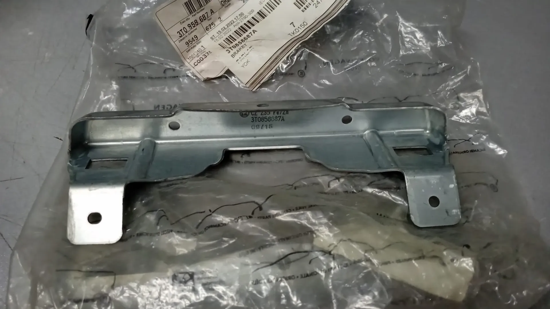 3T0858687A TAVAN TUTAMAĞI BRAKETİ