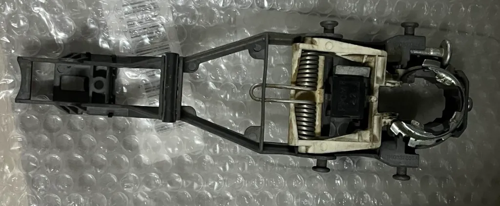 5J0837885B KAPI KOLU BRAKETİ